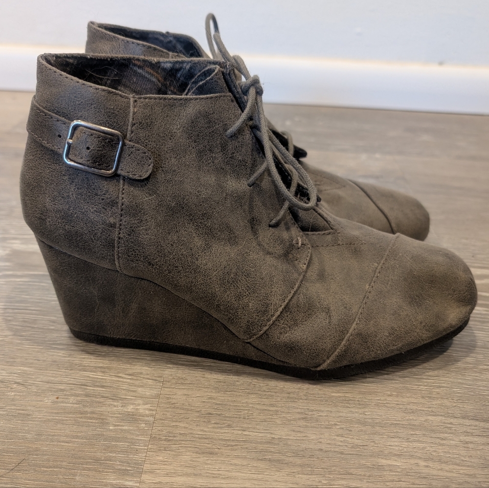 Maurice's Grey Wedges Size 9
